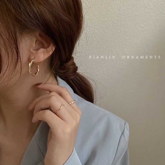 💙Golden Twist Hoops Earrings - Picture 7 of 11